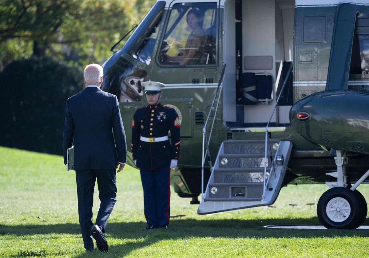 Joe Biden se dispone a dispone a subir al helicóptero presidencial. .