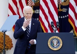 Joe Biden lanza un beso al personal de la Casa Blanca durante su comparecencia.