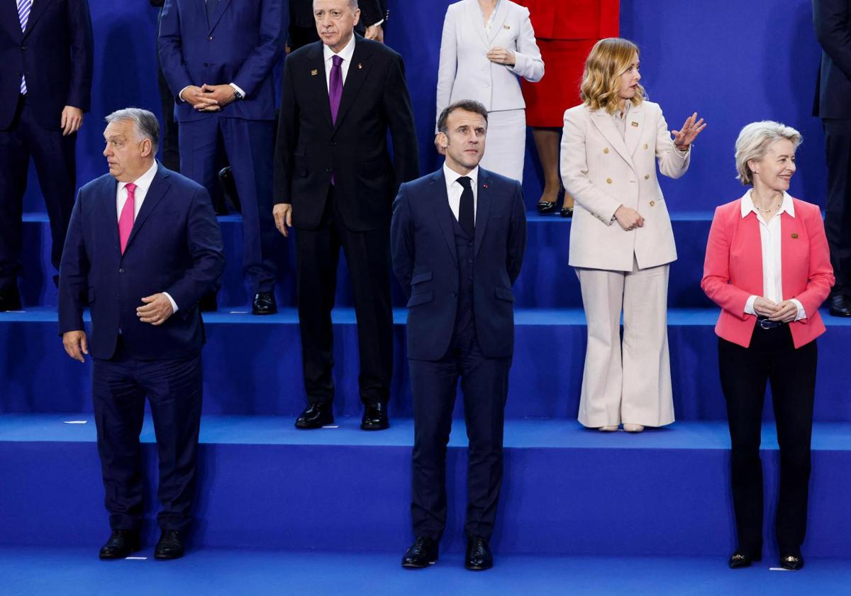 Viktor Orbán, Emmanuel Macron y Ursula von der Leyen en la primera fila de la foto de familia de la cumbre de la Comunidad Política Europea en Budapest.