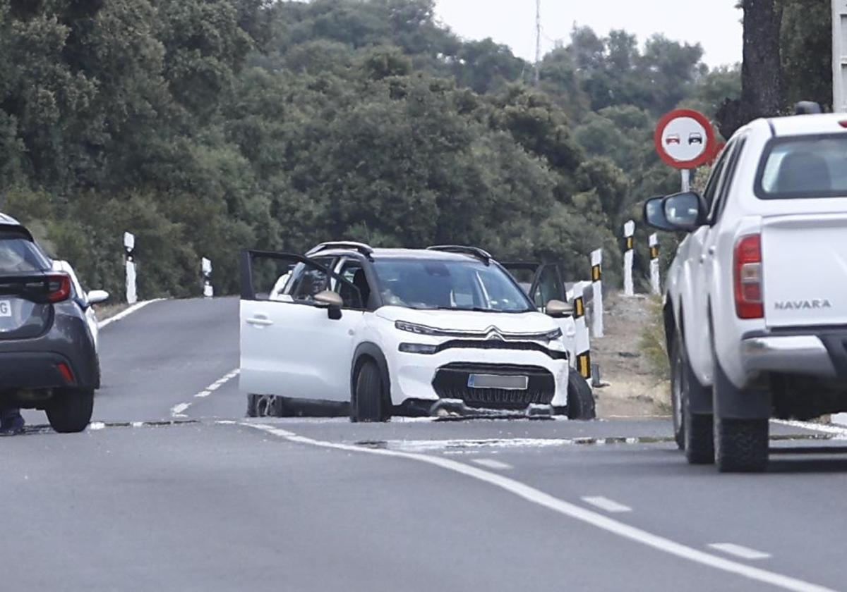 Varios vehículos en las inmediaciones de la zona acordonada por las fuerzas de seguridad donde se produjo el asesinato