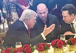 Trump habla con Dana White (UFC) y Elon Musk (Tesla), durante la noche electoral Mar-a-Lago.