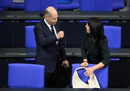 El canciller alemán, Olaf Scholz, charla con la ministra de Asuntos Exteriores, Annalena Baerbock.