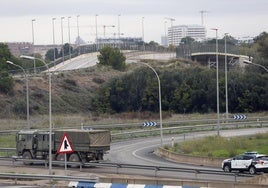 Un camión militar y un vehículo de la Guardia Civil en la V-30.