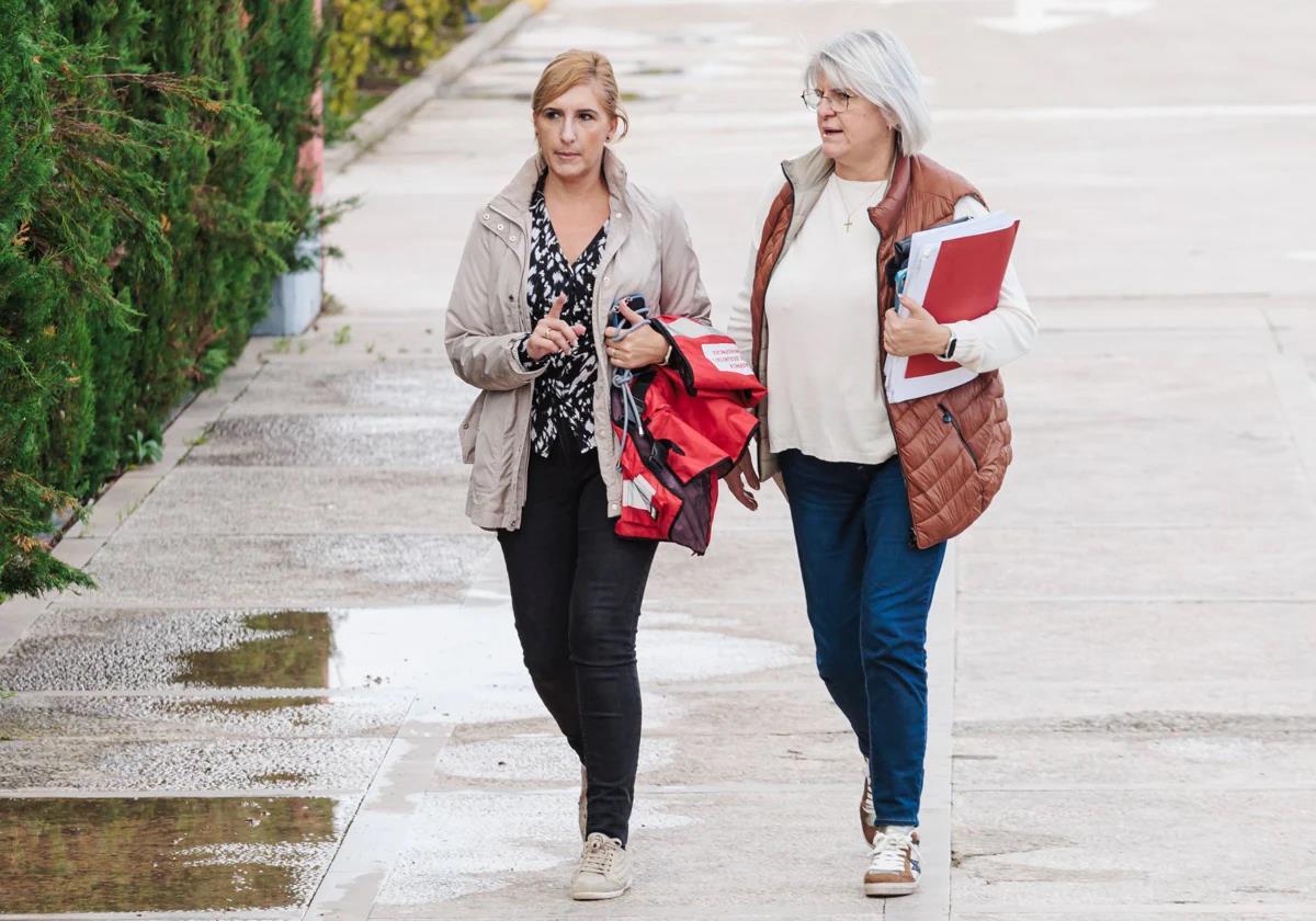 Salomé Pradas, consellera, junto a su jefa de gabinete.