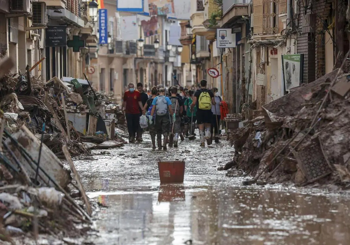 Una de las calles de Paiporta encharcadas por las inundaciones.