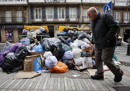 Basura amontonada durante la huelga en A Coruña en julio.