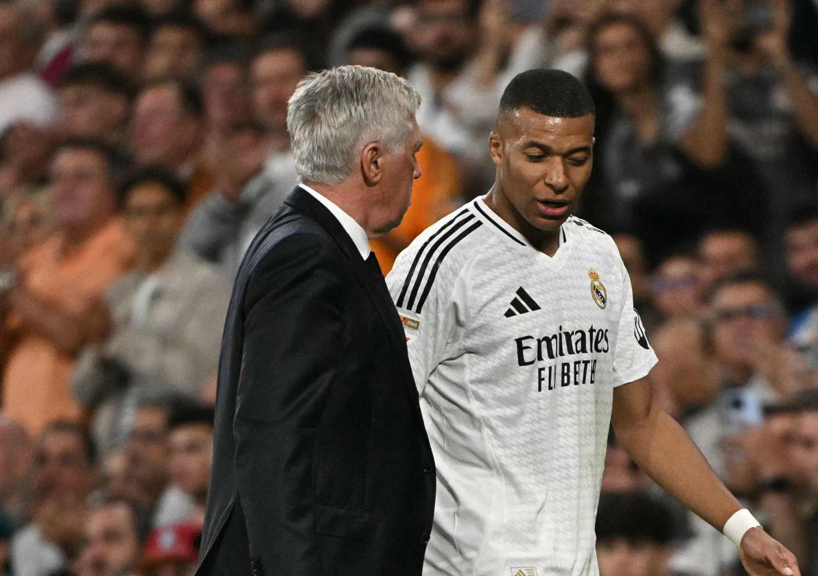 Carlo Ancelotti y Kylian Mbappé conversan en un partido reciente.