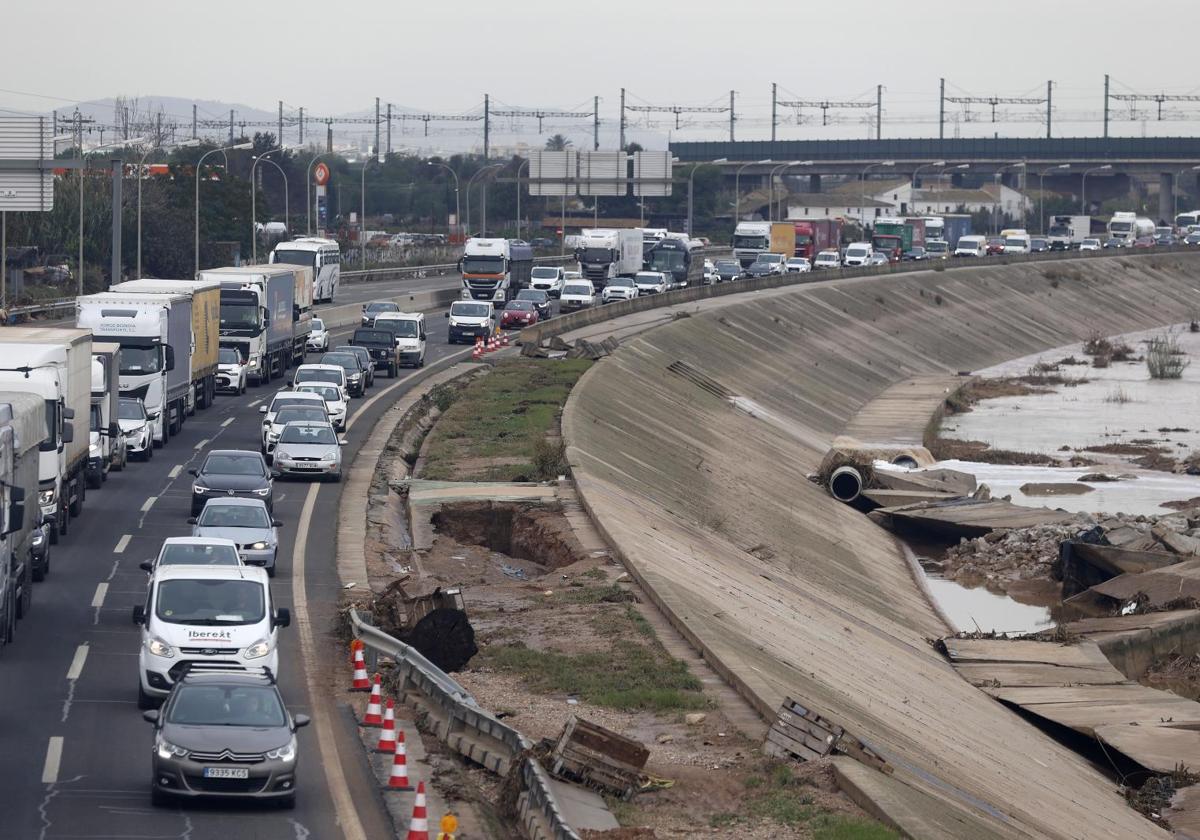 Algunas carreteras continuan con restricciones.