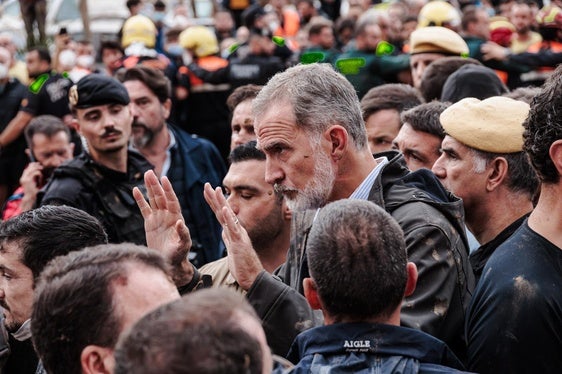 El Rey Felipe VI durante su visita a Paiporta (Valencia).