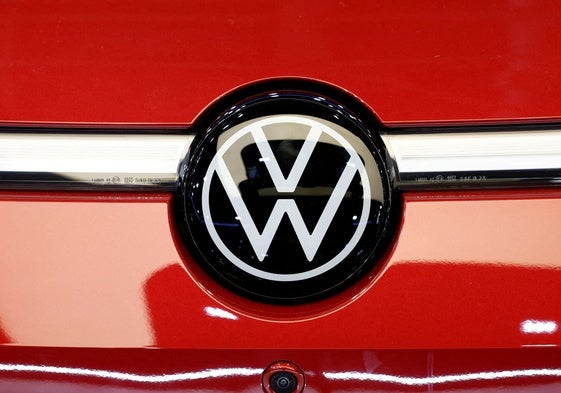 Un logo de Volkswagen en el Salón del Automóvil de París.