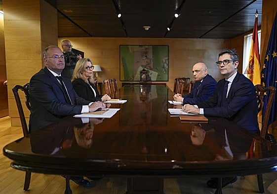 El ministro de la Presidencia, Justicia y Relaciones con las Cortes, Félix Bolaños (d), durante su reunión con el portavoz parlamentario del PP, Miguel Tellado (i), para informar de la situación de la emergencia y las actuaciones llevadas a cabo en la gestión de la DANA, este lunes en el Congreso de los Diputados.