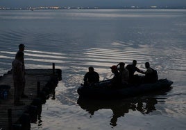 Fuerzas de Emergencia desplazadas desde Cartagena, durante el operativo de búsqueda en la Albufera.