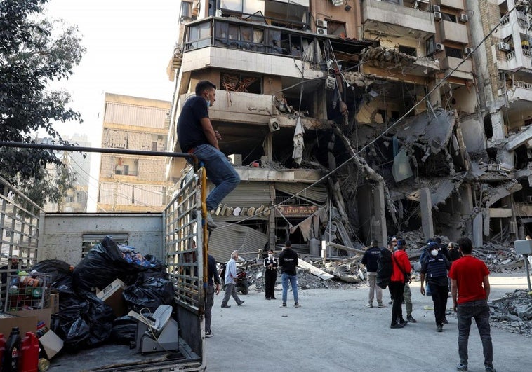 Residentes del sur de Beirut observan los daños causados por un ataque israelí.