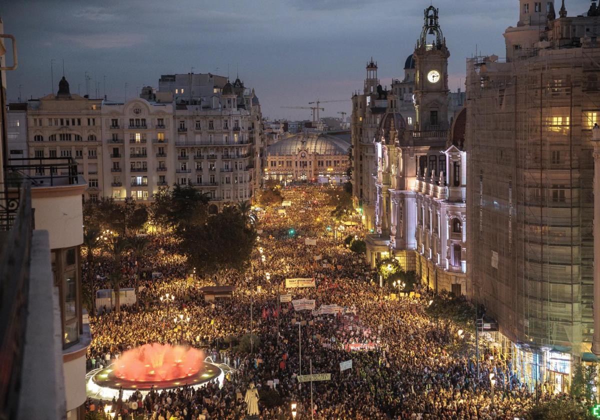 Miles de personas se manifiestan en Valencia por la gestión de la DANA.