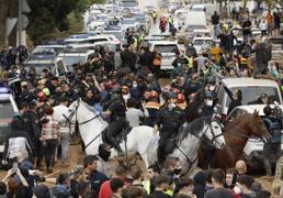 Los escoltas de Sánchez llegaron a desplegar el maletín antibalas durante el ataque de Paiporta