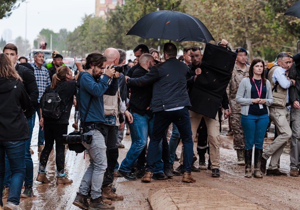 Los escoltas del presidente despliegan un maletín antibalas para proteger a Sánchez durante los disturbios