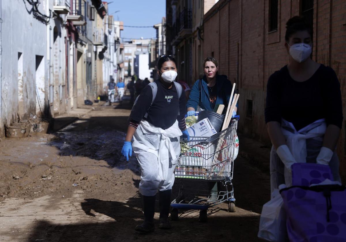 Decenas de voluntarios continuan extrayendo lodo de las calles.