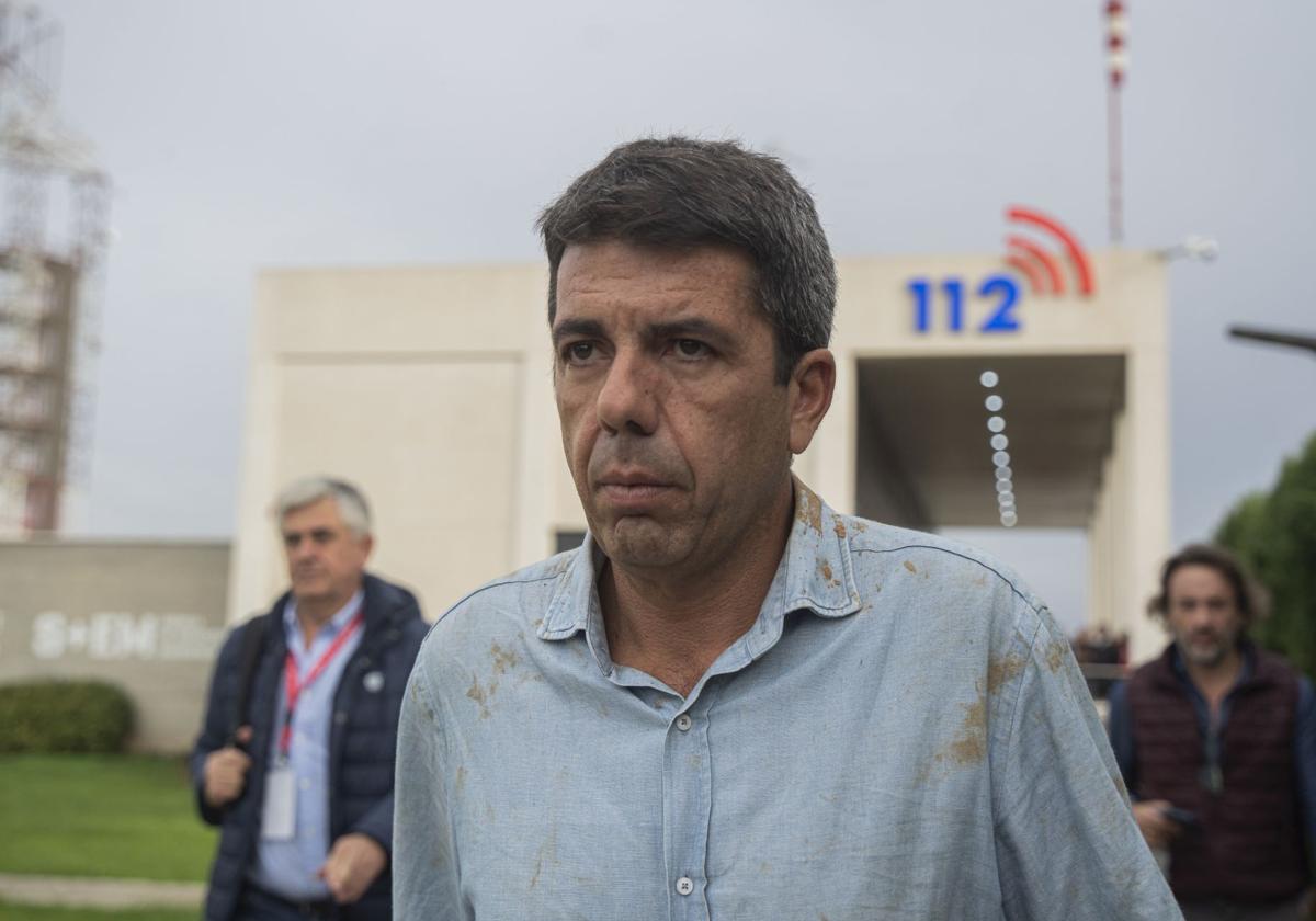 Carlos mazón, con la camisa manchada por el barro arrojado por los vecinos hace una semana en Paiporta