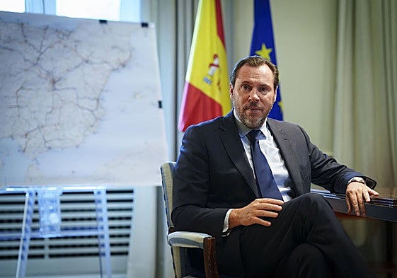 El ministro de Transportes, Óscar Puente, en un momento de la entrevista.