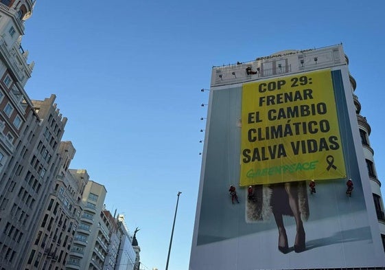 Cartel desplegado por Greenpeace en la Gran Vía de Madrid con motivo de la inauguración de la Cumbre de Bakú hoy 11 de noviembre de 2024.