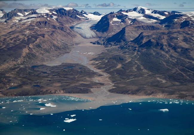 Imagen tomada el 11 de agosto de 2024 en Groenlandia, donde se ve severamente derrtido el glaciar ubicado alrededor del fiordo Scoresby Sound.