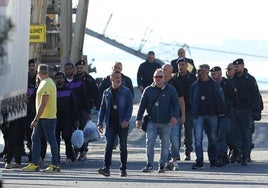 Un grupo de migrantes es desembarcado del buque de la Armada 'Libra' en Shengjin, Albania.