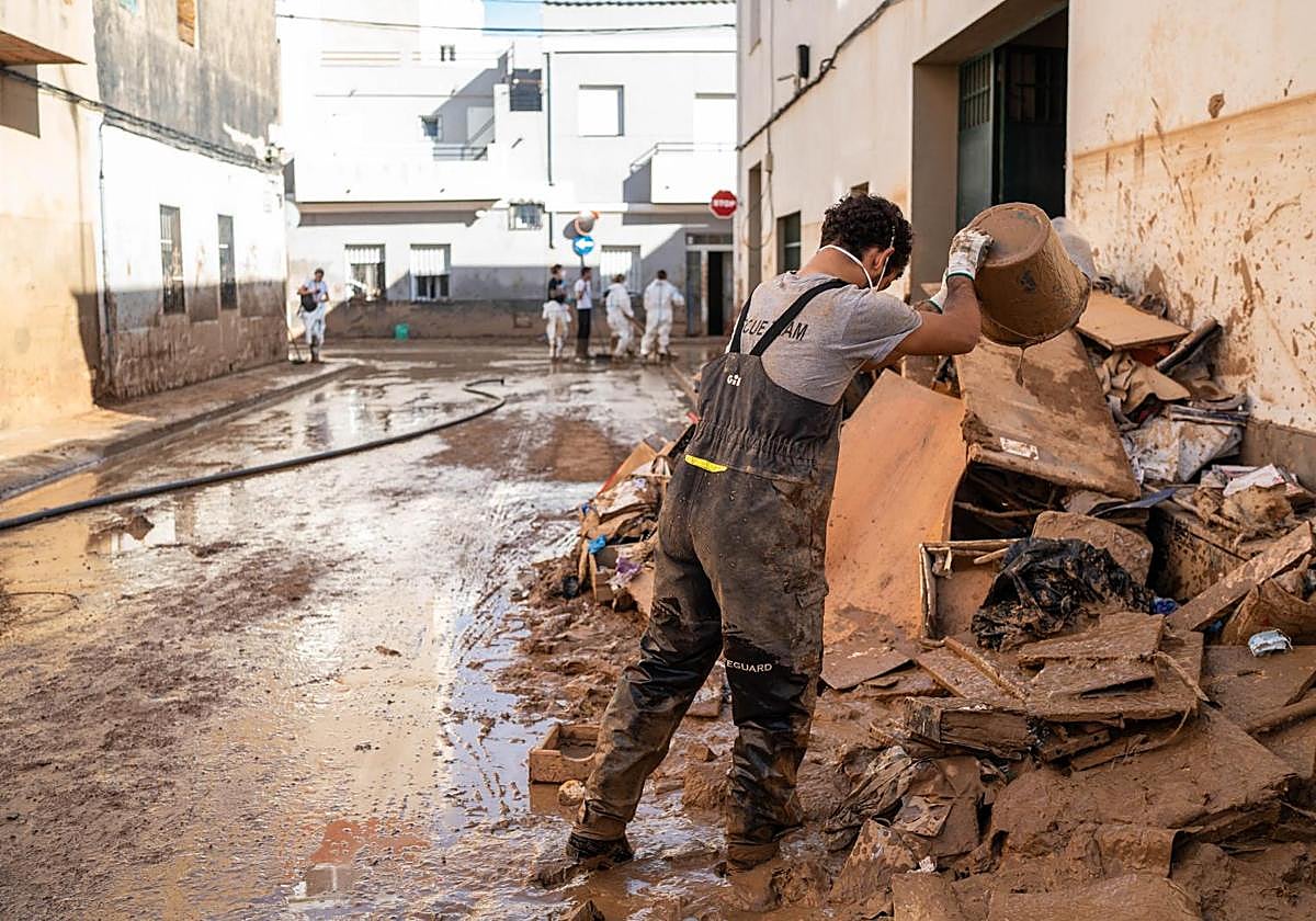 Un hombre realiza tareas de limpieza en una de las zonas afectadas por la DANA.