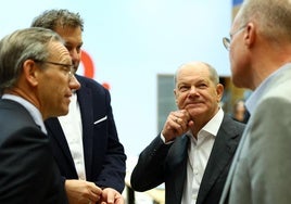 Scholz escucha a su lugarteniente Lars Klingbeil.