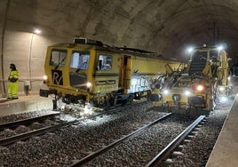Máquinas trabajando en el túnel de Chiva de la alta velocidad.