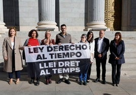 Parlamentarios catalanes, con la víctima Miguel Hurtado en el centro, reclaman la imprescriptibilidad de estos delitos.