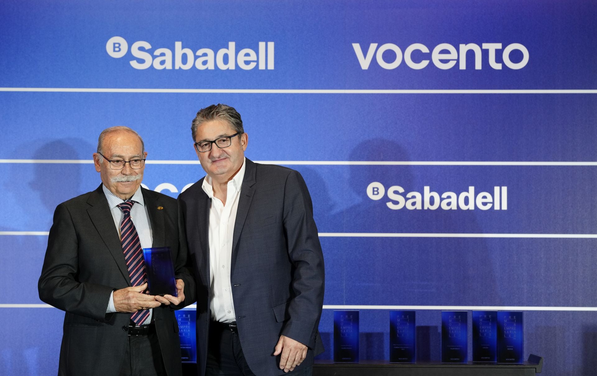 El presidente y fundador de Joma Sport, Fructuoso López Gómez, recibe el Premio Empresa Familiar de manos de Óscar Campillo, director de Relevo.