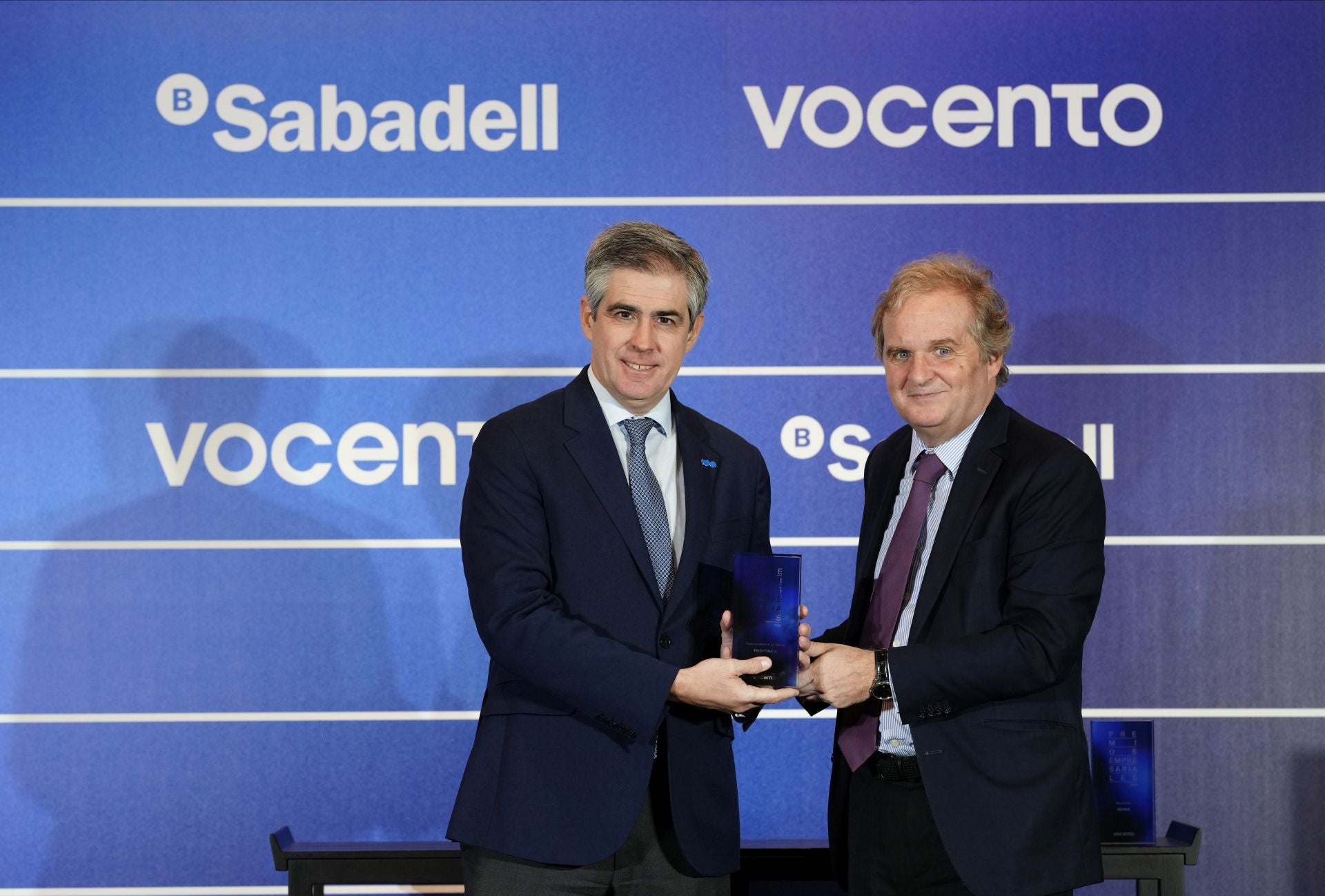 El director de Marca, Patrocinios y Medio de Telefónica, Rafael Fernández de Alarcón, recibe el Premio Posicionamiento de Marca de la mano del presidente de Vocento, Ignacio Ybarra.