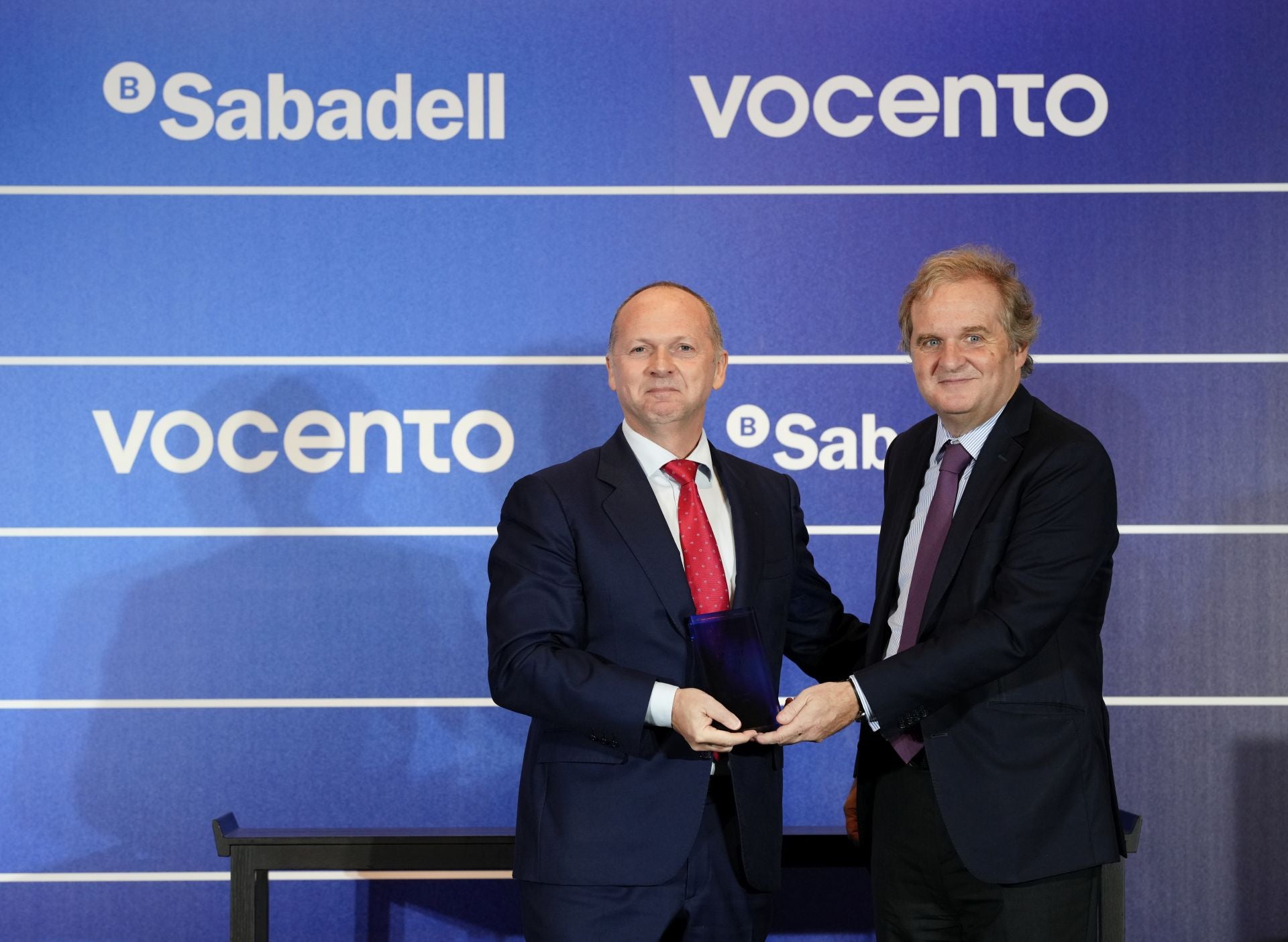 El consejero delegado de Redeia, Roberto García Merino, recibe el Premio Resultados de la mano del presidente de Vocento, Ignacio Ybarra.