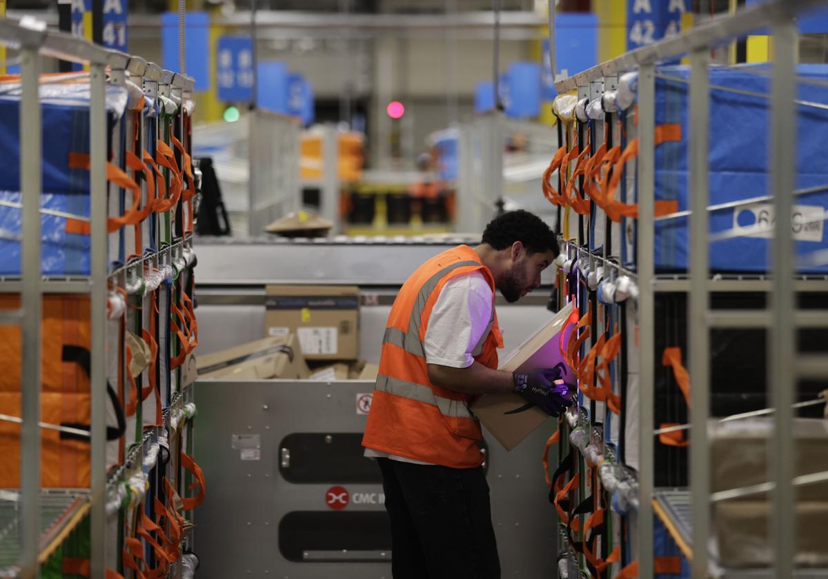 Un trabajador de Amazon en A Coruña.