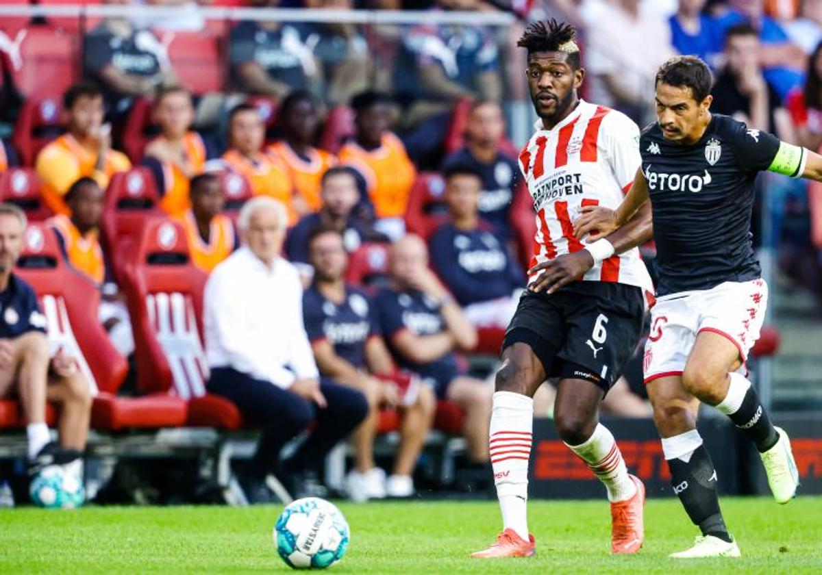 Wissam Ben Yedder (d), durante un partido de Champions con el Mónaco contra el PSV.