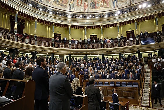 El Congreso guarda un minuto de silencio en recuerdo de los 222 fallecidos por la dana
