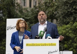 El expresidente de ERC y candidato a la reelección, Oriol Junqueras, acompañado la líder de los republicanos en el Ayuntamiento de Barcelona