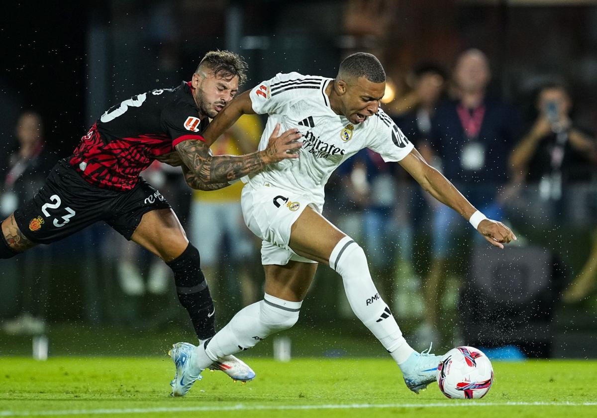 Maffeo y Mbappé disputan el balón durante el último Mallorca- Real Madrid de Liga.