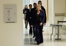 Marine Le Pen, a las puertas del tribunal en la audiencia por malversación de fondos del Parlamento Europeo.