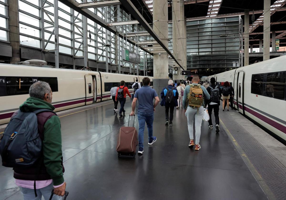 Pasajeros del AVE en la estación de Atocha.