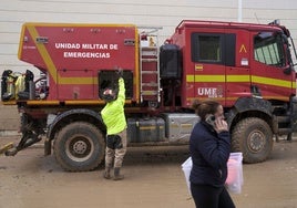 Uno de los vehículos de la UME, en Paiporta, este miércoles, en alerta por lluvias.