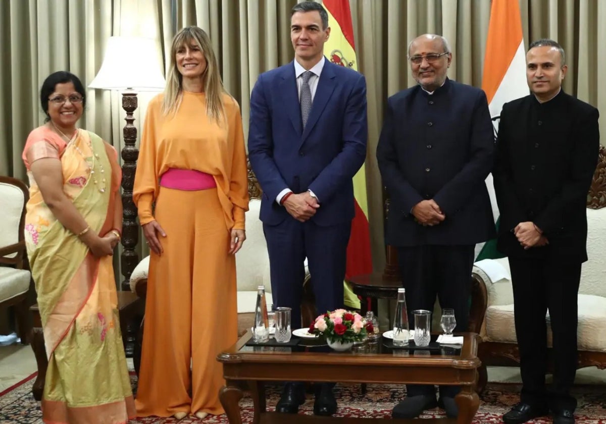 Begoña Gómez y Pedro Sánchez durante el último viaje oficial al extranjero, a India el pasado octubre