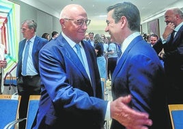 El presidente del Sabadell, Josep Oliu, y el de BBVA, Carlos Torres, en una imagen de archivo.