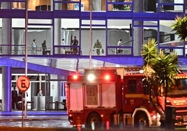 Imagen de la sede del Tribunal Supremo, con bomberos y miembros de la Guardia Nacional.