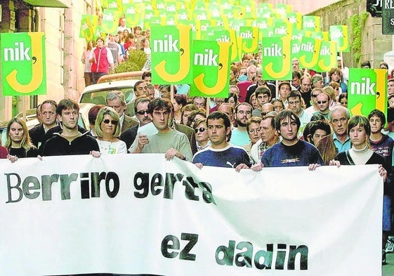 Manifestación en Hondarribia hace 20 años tras el suicidio del joven Jokin, la primera víctima de acoso escolar de España.