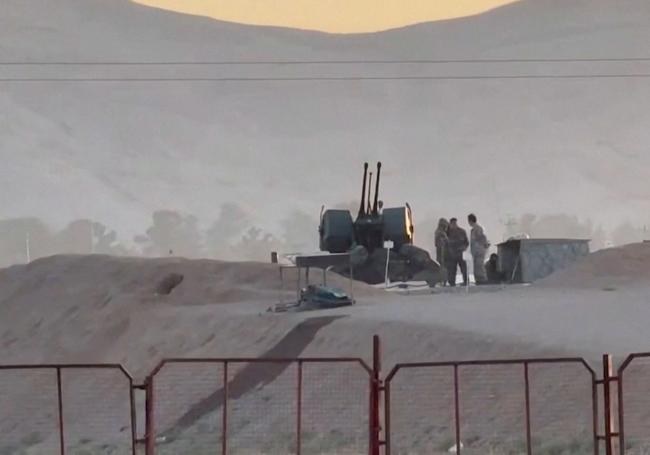 Personal militar hace guardia en una instalación nuclear iraní en el área de Zardanjan.