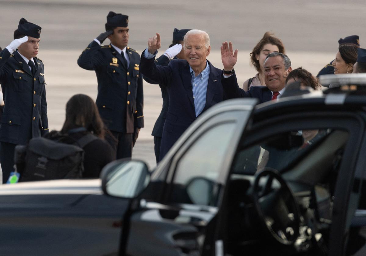 Joe Biden, recibido en Lima por el primer ministro de Perú, Gustavo Adrianzén.