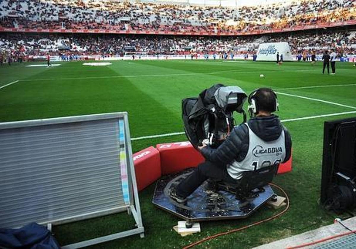 Un cámara espera antes de un partido de fútbol.