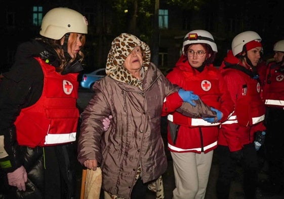 Los paramédicos evacúan a una mujer de un edificio de apartamentos dañado durante los ataques rusos en Odesa.