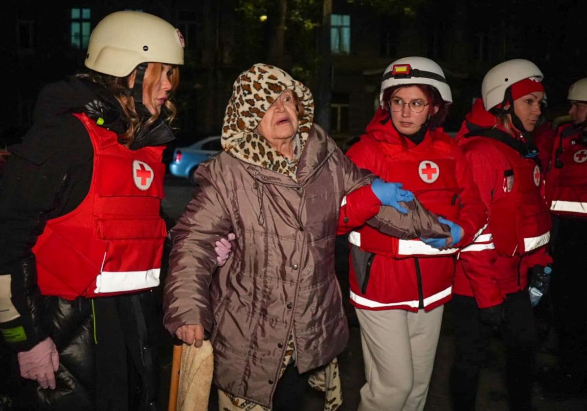 Los paramédicos evacúan a una mujer de un edificio de apartamentos dañado durante los ataques rusos en Odesa.